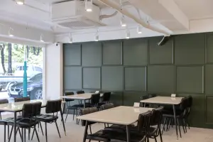 올리브그린 패널과 인더스트리얼이 만난 모던 카페